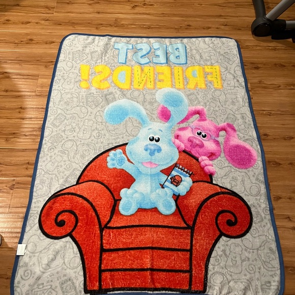 Blue's Clues Red Thinking Chair Throw Blanket - Picture 3 of 5